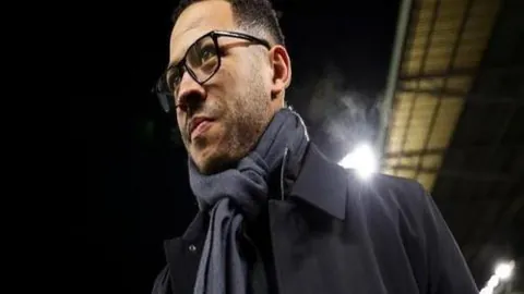 梅西赛后争议镜头：争执裁判染黄，触碰对手助教引热议